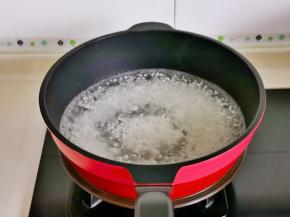 水开后倒入西米，中火煮，一边搅拌。