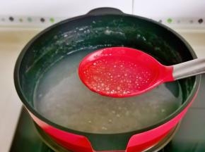 煮至半晶莹剔透关火盖上盖子焖15分钟。