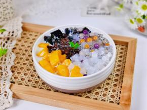 芒果切块，所有食材混合倒入椰汁即可。