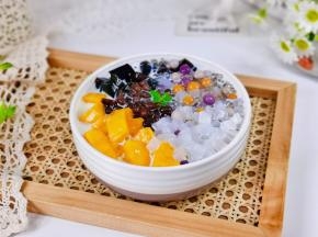 芒果切块，所有食材混合倒入椰汁即可。