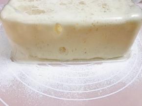 在垫子上撒多一些面粉，把盒子反转让面团自动掉出