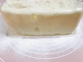 在垫子上撒多一些面粉，把盒子反转让面团自动掉出