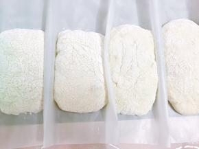 我没有发酵布，就用刮板转移面团放在油纸上分隔开，盖上茶巾最后再发酵30分钟