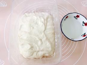 现在开始折叠面团，双手沾水把面团从上往中间，再从下往中间，从左往中间，从右往中间分别折叠一次