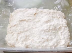 搅拌均匀即可，盖上盖子醒发40分钟