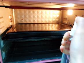 提前230度预热烤箱，把一块烤盘翻转过来一起预热，预热好后用喷壶喷上10几次水