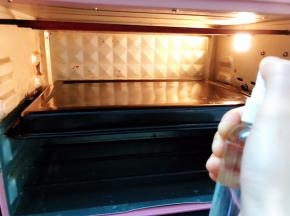 提前230度预热烤箱，把一块烤盘翻转过来一起预热，预热好后用喷壶喷上10几次水