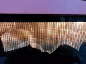 再把发酵好的面团用大的转移板转移到烤盘上，再用喷壶喷10次水，关上烤箱门烤23分钟左右