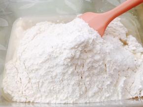 再把主面团的全部材料和波兰种放入大盒子里