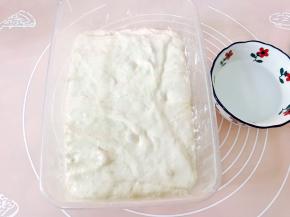 再次醒发30分钟后再次折叠醒发，一共要折叠3次，最后一次折叠后醒发40分钟