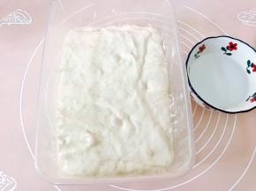 再次醒发30分钟后再次折叠醒发，一共要折叠3次，最后一次折叠后醒发40分钟