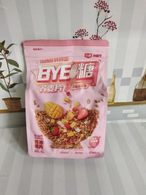 我用的是这个三匠水果燕麦片，里面富含好多种水果，里面有冻干芒果，冻干草莓，南瓜籽，椰子脆片，脱水苹果丁，苦荞麦片，木糖醇，脱脂奶粉，磷脂！营养特别丰富，最适合拿来搭配牛奶做早餐啦！干吃也特别好吃香甜酥脆！