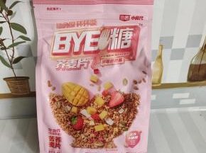 我用的是这个三匠水果燕麦片，里面富含好多种水果，里面有冻干芒果，冻干草莓，南瓜籽，椰子脆片，脱水苹果丁，苦荞麦片，木糖醇，脱脂奶粉，磷脂！营养特别丰富，最适合拿来搭配牛奶做早餐啦！干吃也特别好吃香甜酥脆！