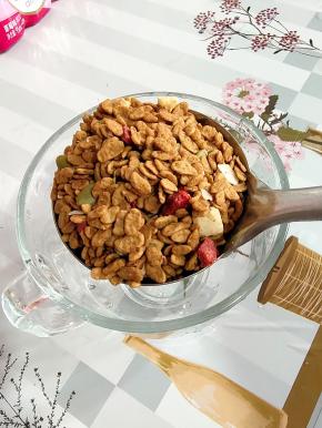 取两大勺水果燕麦片！