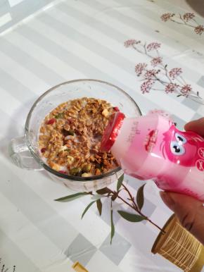 倒入适量的酸奶！