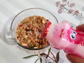 倒入适量的酸奶！