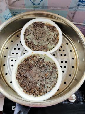 撕开盖膜！（这个有点不好揭，要借助剪刀来撕开！）水开后，放入蒸锅中！