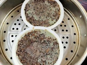 撕开盖膜！（这个有点不好揭，要借助剪刀来撕开！）水开后，放入蒸锅中！