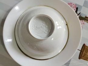 倒扣入盘中即可！