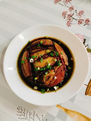 撒上适量的葱花即可上桌开吃啦！是不是特别方便快捷啊！