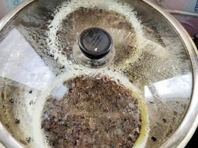 大火蒸25分钟左右即可！也可以放入微波炉中，高火加热5分钟！
