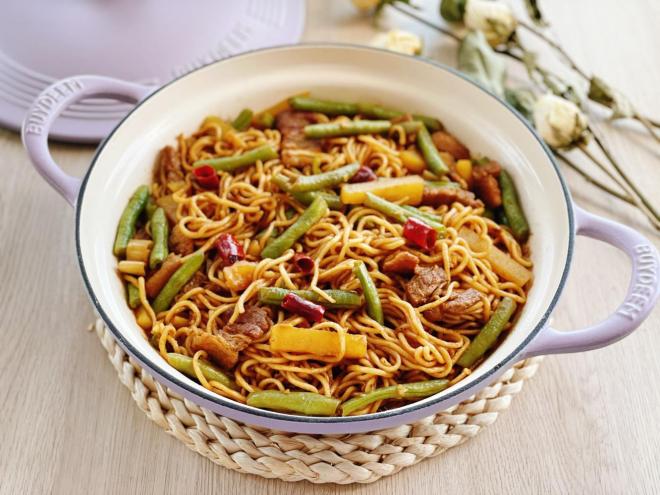 好吃到哭的豆角土豆焖面，浓浓的酱汁包裹着面条，在家一定要试试