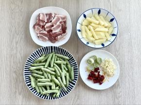 把五花肉切成薄片；土豆去皮切成条（泡在水里防止氧化变黑）；四季豆掐去头尾、撕去老筋，掰成小段；大葱切段，大蒜切碎，干辣椒剪成小段。