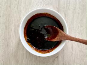 碗中加入1勺豆瓣酱，2勺生抽，1勺老抽，1勺蚝油，1/2勺盐，1/2勺糖，搅拌均匀