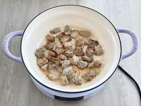 焖焗锅预热2分钟，下五花肉片煎出油