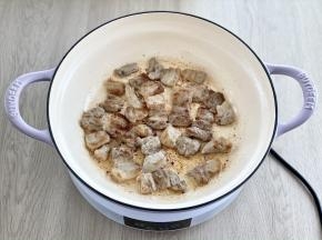 焖焗锅预热2分钟，下五花肉片煎出油