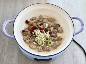 下入葱、姜、干辣椒爆香