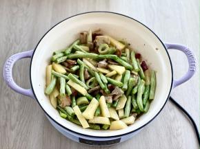 加入土豆和豆角，翻炒5分钟