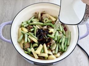 倒入酱汁，加入2碗清水，炒匀