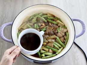 汤汁煮开后，舀出半碗备用