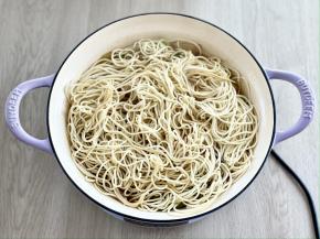 在锅里均匀地铺上面条