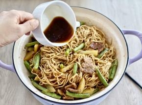 焖的过程中翻动一下面条，防止糊底，每翻一次的时候，加入一些预留的汤汁，如此反复3～4次，直到成熟