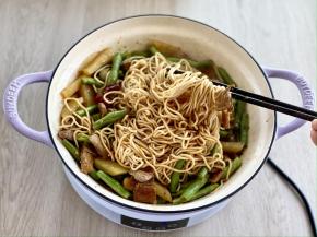 待汤汁收干，焖面就做好了，面条裹满了酱汁，好吃极了！