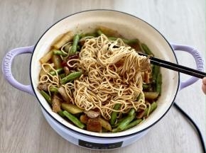 待汤汁收干，焖面就做好了，面条裹满了酱汁，好吃极了！