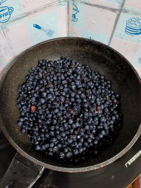 把处理好的蓝莓放入不粘锅中！（锅要清洗干净不能有油腻！）