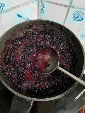 先开大火，边加热边用勺子把蓝莓按压成泥状！