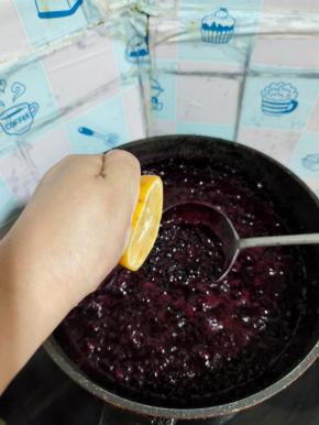 把柠檬汁儿挤进锅里！搅拌均匀！