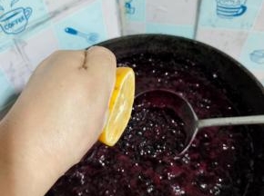 把柠檬汁儿挤进锅里！搅拌均匀！
