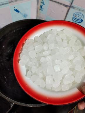 放入冰糖！（冰糖适当多放一点儿，可以起到防腐的作用，可以保存的时间更长！）