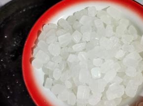 放入冰糖！（冰糖适当多放一点儿，可以起到防腐的作用，可以保存的时间更长！）