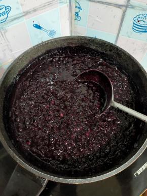 转小火，继续边加热边不停的搅拌！以免糊锅！