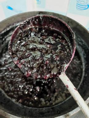 熬煮至蓝莓果酱细腻浓稠，舀起来不容易滴落，就说明熬好了！