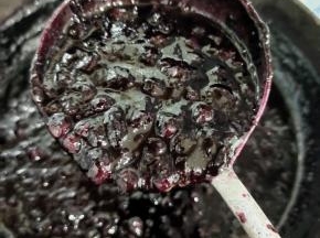 熬煮至蓝莓果酱细腻浓稠，舀起来不容易滴落，就说明熬好了！