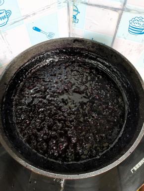 熬好的蓝莓果酱离火，放置在一旁，晾至温热！