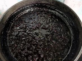 熬好的蓝莓果酱离火，放置在一旁，晾至温热！