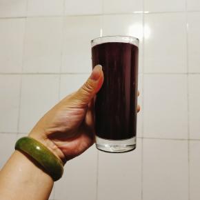 天热下班回来，挖上两勺蓝莓果酱，放入适量的冰镇凉开水搅拌均匀，一杯酸酸甜甜，冰凉沁爽的蓝莓果汁儿就诞生啦！